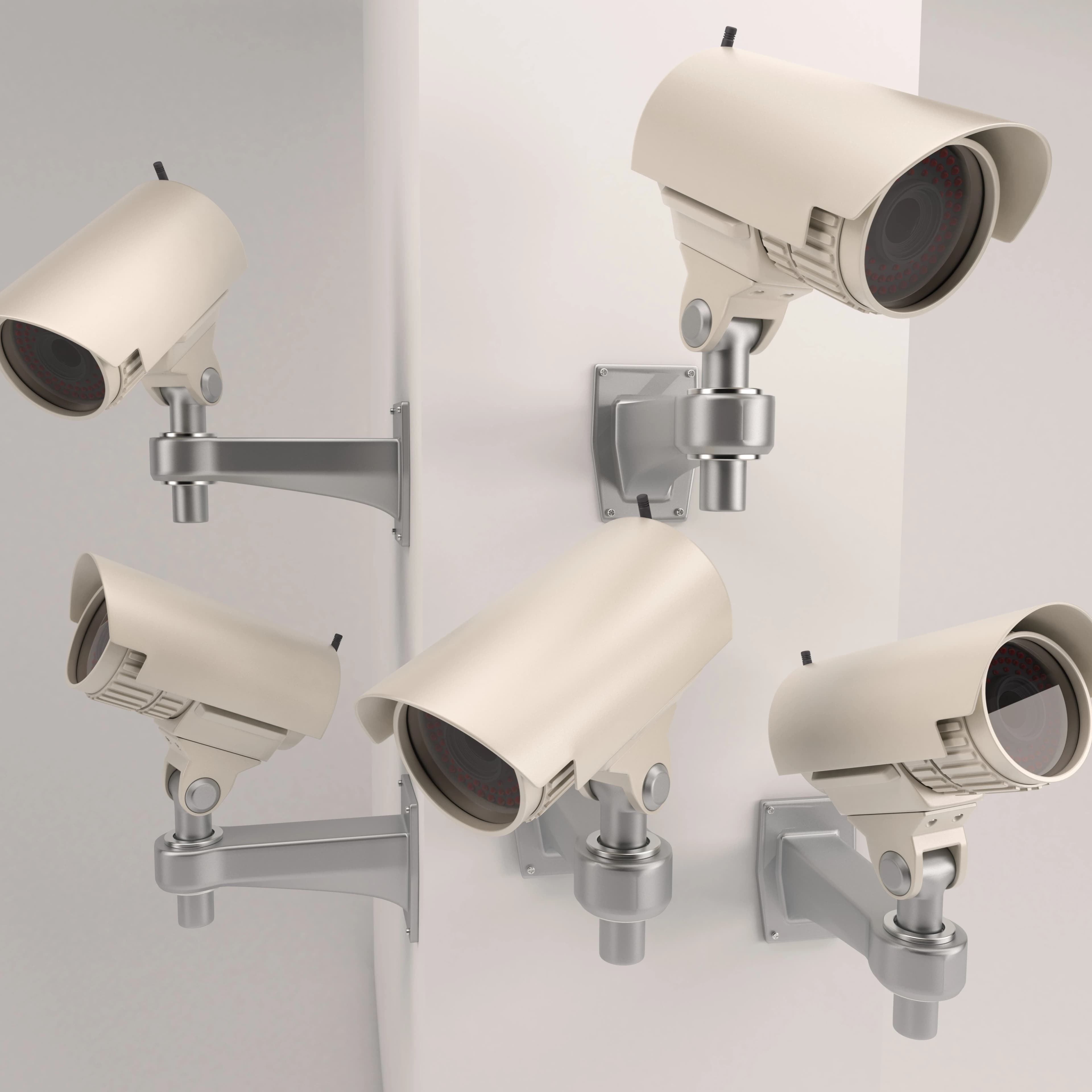 Cámara de videovigilancia IP instalada en el exterior de una nave industrial