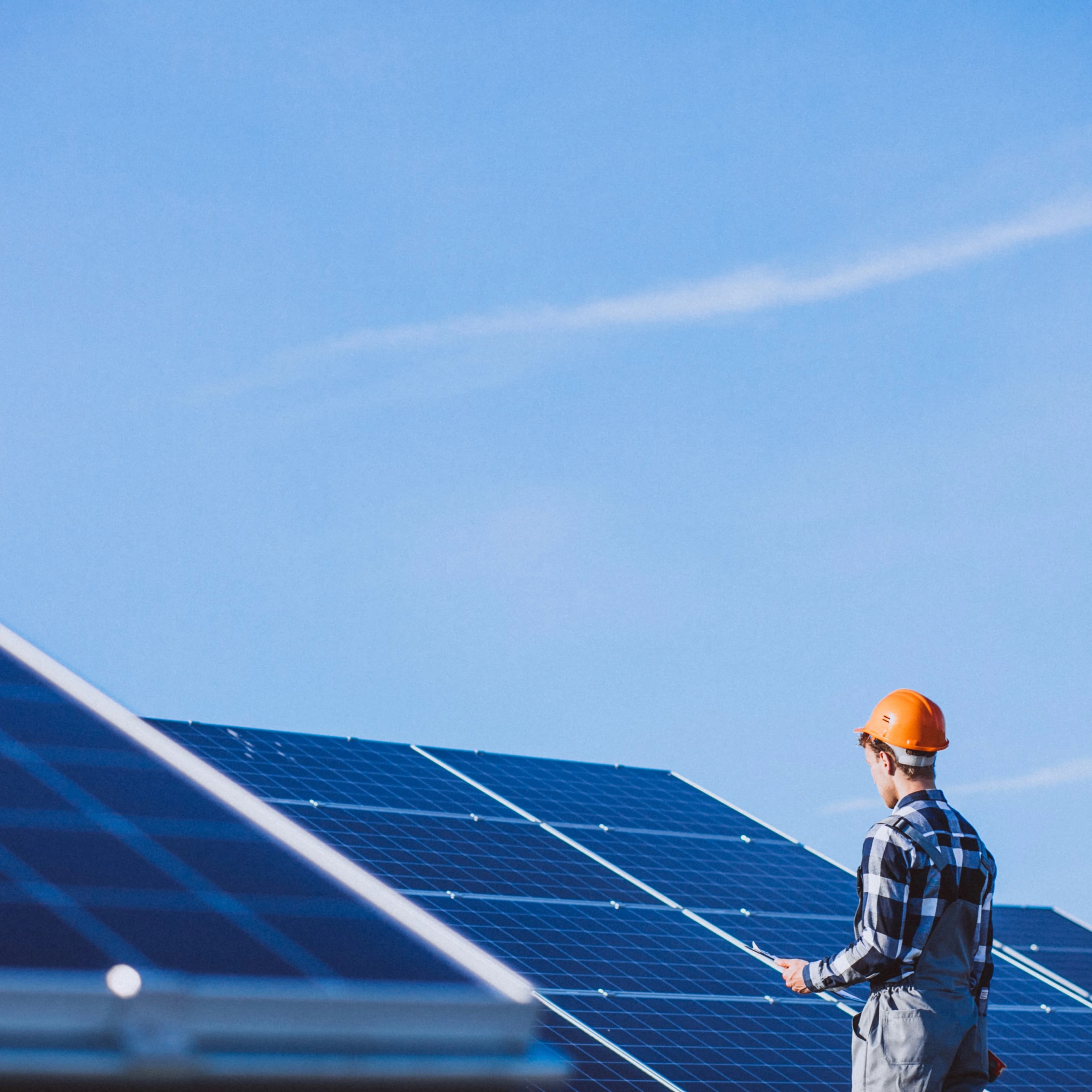Paneles solares instalados sobre la cubierta de una nave industrial