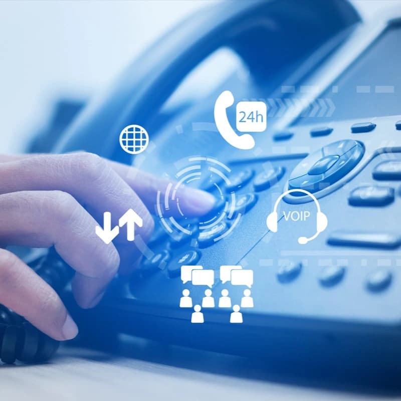 Teléfono IP empresarial sobre un escritorio en una oficina corporativa