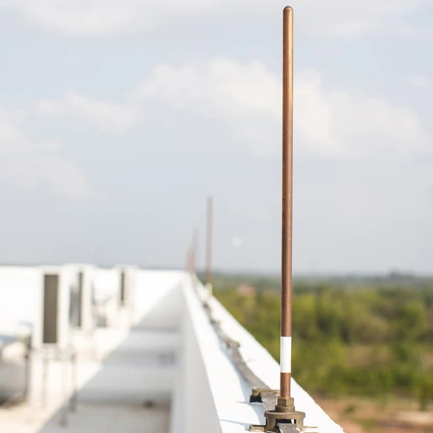 Pozo de registro de tierra física con conexión de electrodo y conductor de cobre